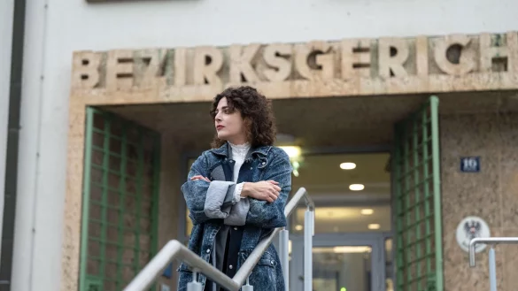 Anna Werner Friedmann hat laut Gericht einem Kollegen auf der Bühne zu fest in den Po gebissen - © Jörg Völkerling/-/dpa