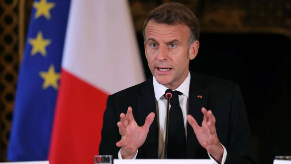 Macron ber&auml;t mit den Parteispitzen &uuml;ber einen Ausweg aus der Regierungskrise (Archivbild). - &copy; POOL/Pool AFP/AP/dpa