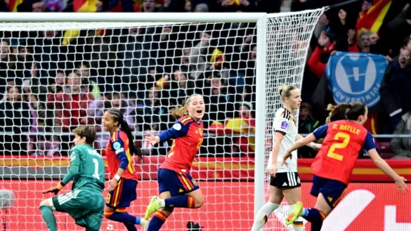 Klare Verhältnisse in Madrid: Doppeltorschützin Pina darf jubeln, Torhüterin Berger ist geschlagen. - © Sebastian Christoph Gollnow/dpa