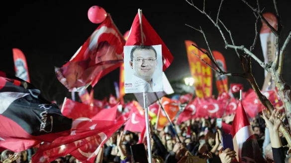Die Festnahme Imamoglus l&ouml;ste landesweit emp&ouml;rte Proteste aus. (Archivbild) - &copy; Francisco Seco/AP/dpa