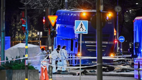 Die Polizei untersucht den verungl&uuml;ckten Bus in Stockholm. - &copy; Henrik Montgomery/TT News Agency via AP/dpa