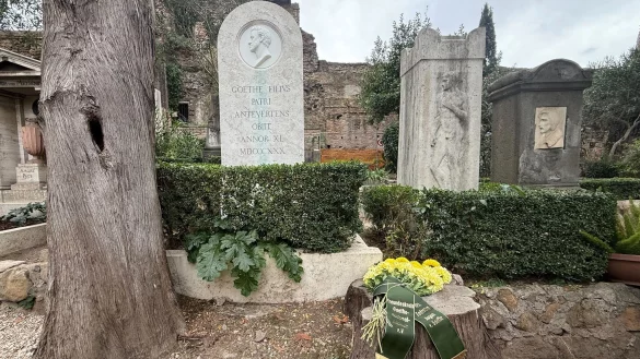 Das Grab von Goethes Sohn August in Rom wurde zum 195. Todestag restauriert - aber sein Vorname fehlt immer noch. - &copy; Christoph Sator/dpa