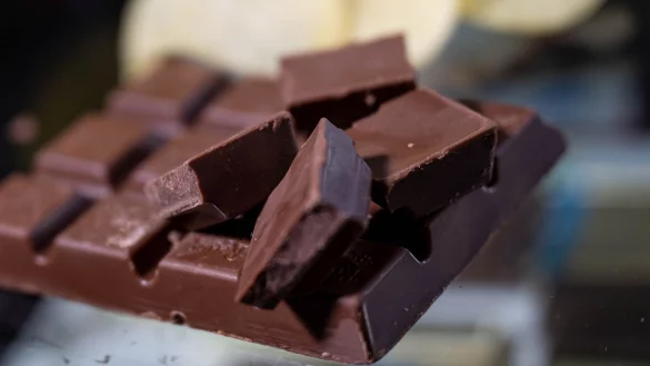 Viele Menschen in Deutschland naschen gern Schokolade - nicht nur abends auf der Couch. (Archivbild) - &copy; Hendrik Schmidt/dpa