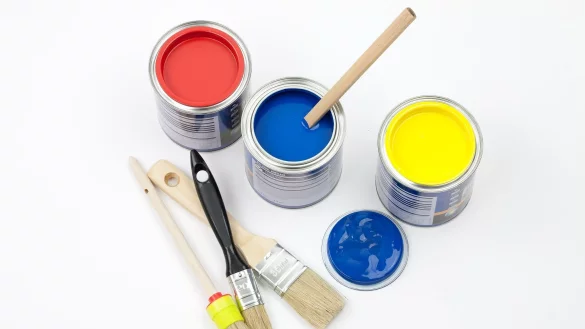 Kostengünstige Alternative zur Fliesensanierung: Spezielle Fliesenlacke ermöglichen es, alte Fliesen zu überstreichen und sparen dabei Zeit, Aufwand und Kosten. - © Kai Remmers/dpa-tmn