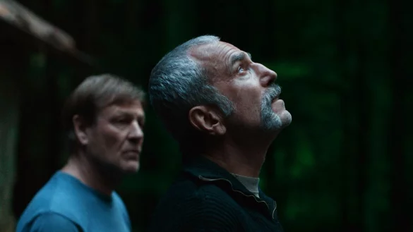 Daniel Day-Lewis (r) als Ray und Sean Bean als Jem in einer Szene das Films. - © -/Courtesy of Focus Features/dpa