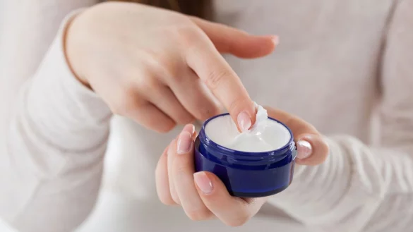 Für den Schönheitsschlaf: Müssen gute Nachtcremes teuer sein? Und welche Inhaltsstoffe sind gut für die Haut? - © Christin Klose/dpa-tmn