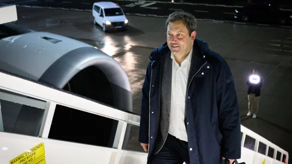 Klingbeil (SPD) reist als erster Minister der schwarz-roten Bundesregierung nach China - Au&szlig;enminister Johann Wadephul (CDU) hatte seine Reise zuvor verschoben. - &copy; Bernd von Jutrczenka/dpa