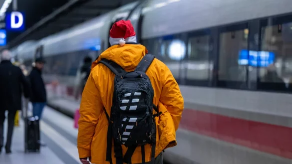 Züge sind am frühen Morgen und am späten Abend in der Regel weniger voll. (Archivbild) - © Monika Skolimowska/dpa