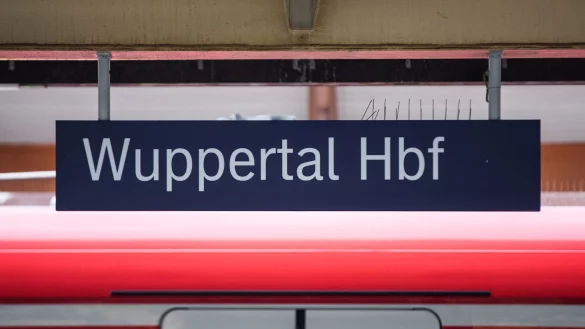 Am Wuppertaler Hauptbahnhof halten w&auml;hrend der f&uuml;nfmonatigen Bauphase &uuml;berhaupt keine Fernz&uuml;ge. (Archivbild) - &copy; Marcel Kusch/dpa
