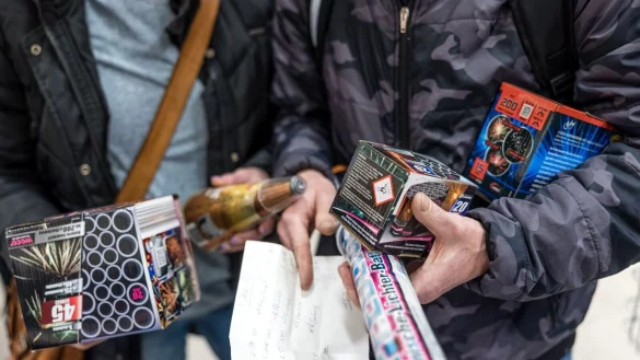 Am Montag startet der Verkauf von Silvesterfeuerwerk offiziell. (Archivbild) - &copy; Frank Hammerschmidt/dpa