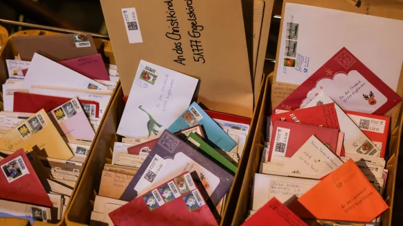 Briefe an das Christkind. Viele Helfer beantworten sie und senden die Antwort an die Kinder zur&uuml;ck. (Archivfoto) - &copy; Oliver Berg/dpa
