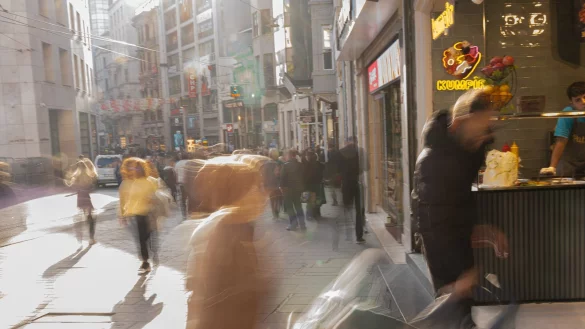 Ermittler vermuteten bisher eine Lebensmittelvergiftung, etwa durch Streetfood. - &copy; Ahmed Deeb/dpa
