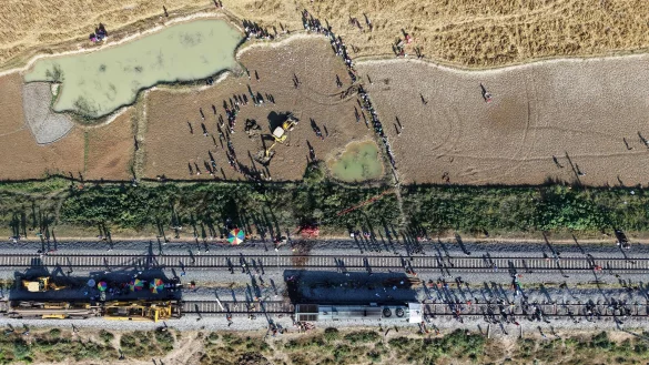 Ein Bagger hebt eine Grube aus, um den Kadaver eines Elefanten zu begraben, der bei der Kollision mit einem Zug ums Leben kam. - &copy; Anupam Nath/AP/dpa