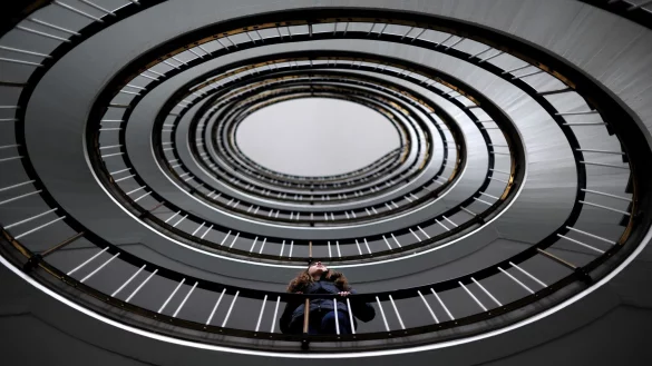 Ab zum Arzt statt weiter abwärts: Eine Depression ist eine ernsthafte Erkrankung, keine Laune. Sie sollte behandelt und kann geheilt werden. - © Julian Stratenschulte/dpa/dpa-tmn