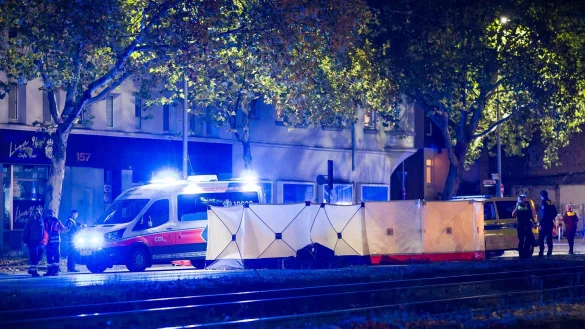 Einsatzkräfte sichern den Tatort. - © Moritz Frankenberg/dpa