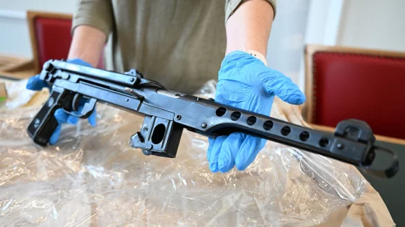 Die Polizei pr&auml;sentierte sichergestellte Waffen. - &copy; Federico Gambarini/dpa