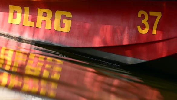 Feuerwehr und DLRG r&uuml;ckten mit einem Gro&szlig;aufgebot an Einsatzkr&auml;ften an. (Symbolbild) - &copy; Sebastian Gollnow/dpa