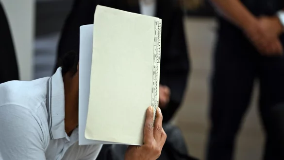 Der Angeklagte soll in zwei Mehrfamilienhäusern Feuer gelegt haben. (Archivbild) - © Federico Gambarini/dpa