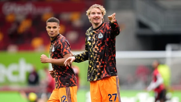 Malick Thiaw (l) und Nick Woltemade von Newcastle United treffen in der Champions League auf Bayer Leverkusen. (Archivbild) - © John Walton/PA Wire/dpa