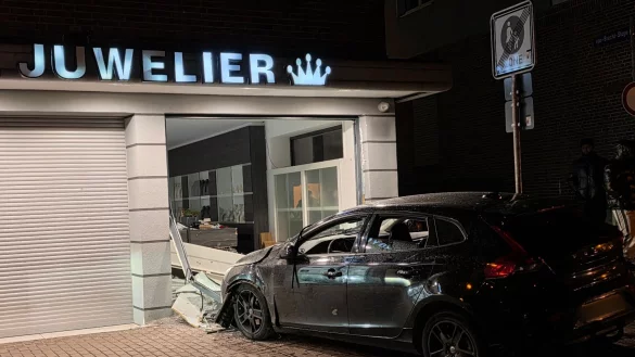 Bislang unbekannte T&auml;ter fuhren mit diesem Wagen durch die Glasscheibe in ein Schmuckgesch&auml;ft in Kleve und &ouml;ffneten gewaltsam Vitrinen. - &copy; Guido Schulmann/dpa