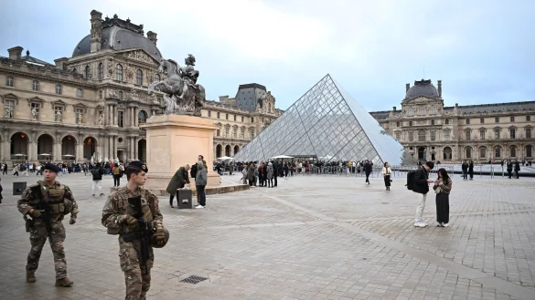 Nach dem Kunstraub im Louvre in Paris dauert die Fahndung nach den Tätern und ihrer Beute an (Archivbild). - © Emma Da Silva/AP/dpa