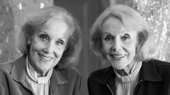 Alice (l.) und Ellen Kessler wurden als Sängerinnen und Tänzerinnen international berühmt. (Archivbild) - © Lennart Preiss/dpa