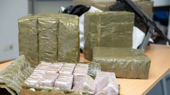 Im K&uuml;hlschrank eines mutma&szlig;lichen Drogenschmugglers finden Zollbeamte Haschisch - getarnt als Dubai-Schokolade. (Symbolbild) - &copy; Timm Schamberger/dpa