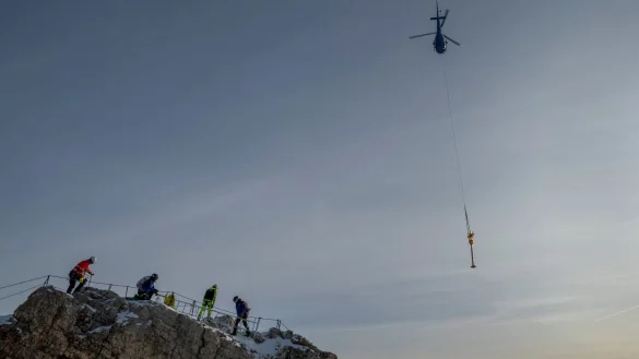Per Heli wurde das Kreuz vor gut zwei Wochen ins Tal gebracht. (Archivbild) - © Peter Kneffel/dpa