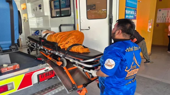 Die Frau wurde ins Krankenhaus gebracht - offenbar litt sie unter einem niedrigen Blutzuckerspiegel. - © Uncredited/Wat Rat Prakhong Tham/AP/dpa