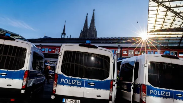 Am K&ouml;lner Bahnhof pr&uuml;gelten sich mehrere Fans von Schalke und Dortmund. (Archivbild) - &copy; Christoph Reichwein/dpa