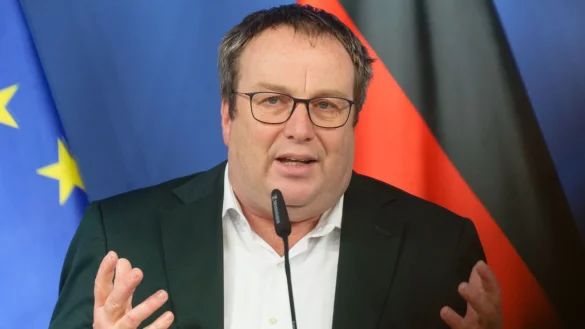 NRW-Verkehrsminister Oliver Krischer (Gr&uuml;ne) will in NRW einen Schienenpersonennahverkehr aus einem Guss schaffen. - &copy; Henning Kaiser/dpa