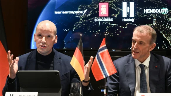 Haben ehrgeizige Pläne im All: Die Chefs von Helsing und Kongsberg. - © Jens Kalaene/dpa