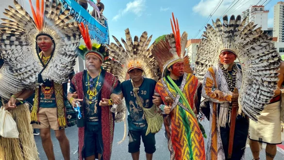 Tausende Indigene und internationale Klimasch&uuml;tzer zogen durchs Zentrum der Millionenstadt Bel&eacute;m. - &copy; Torsten Holtz/dpa