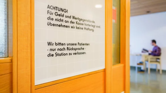 Ein Mann soll bundesweit vor allem ältere Menschen in Krankenhäusern bestohlen haben - die Staatsanwaltschaft Heidelberg hat Anklage erhoben. (Symbolbild) - © Uwe Anspach/dpa