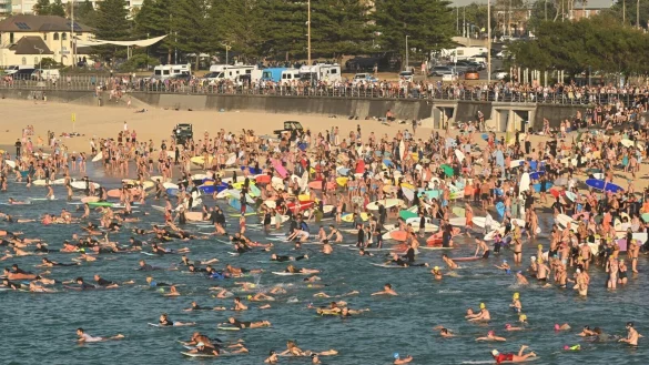 Surfer gedenken am Bondi Beach der Terroropfer. - &copy; Mick Tsikas/AAP/dpa