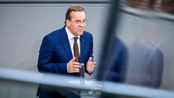 Bundesverteidigungsminister Boris Pistorius (SPD) wirbt im Bundestag für sein Wehrdienstmodell, zeigt sich aber offen für Kompromissvorschläge. - © Christoph Soeder/dpa