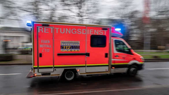 Städte könnten bald Gebührenbescheide für Rettungseinsätze an die Bürgerinnen und Bürger zu schicken. (Symbolbild) - © Fabian Strauch/dpa