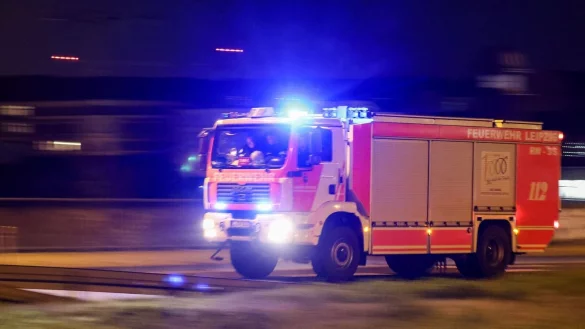 In Krefeld ist die Feuerwehr mit der L&ouml;schung eines Brands in einem Recyclingunternehmen besch&auml;ftigt (Archivbild). - &copy; Jan Woitas/dpa
