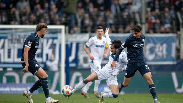 Die Zuschauer in Bochum sahen ein enges Spiel. - &copy; Fabian Strauch/dpa