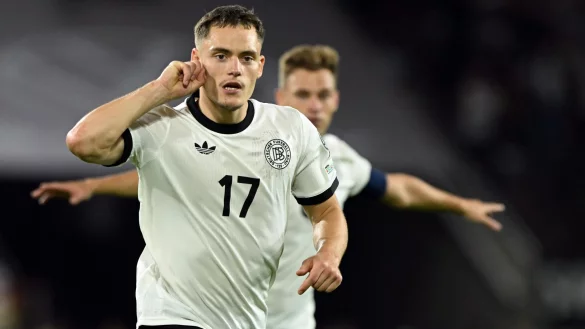 Florian Wirtz jubelt über sein Tor gegen Nordirland (Archivbild). - © Federico Gambarini/dpa