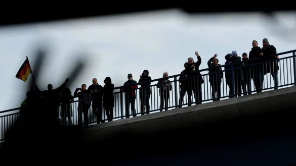 Schaulustige, die auf einer Br&uuml;cke in der N&auml;he der Rahmedetalbr&uuml;cke stehen, winken nach der Er&ouml;ffnung einem Bus, der &uuml;ber die Br&uuml;cke gefahren ist. - &copy; Rolf Vennenbernd/dpa