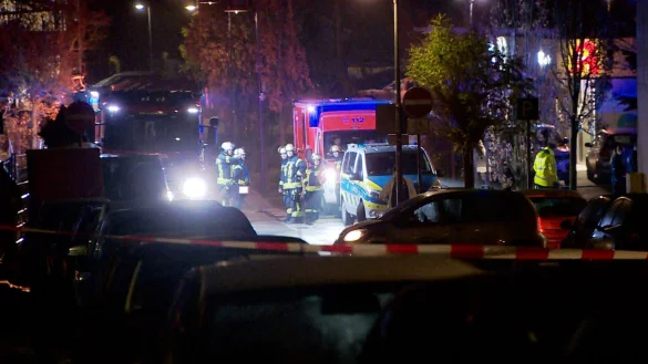 Am fr&uuml;hen Samstagmorgen r&uuml;ckten Einsatzkr&auml;fte wegen eines Messerangriffs aus - ein 20-J&auml;hriger soll eine Mutter und vier Kinder attackiert haben. - &copy; Markus W&uuml;llner/Video-Line TV- und Videoproduktion /dpa