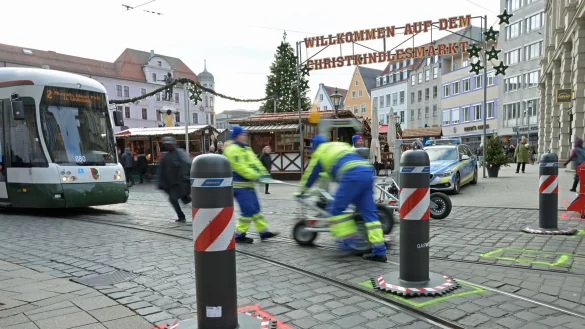 Die Poller sollen Besitzer des Augsburger Christkindlesmarkts schützen. - © Malin Wunderlich/dpa