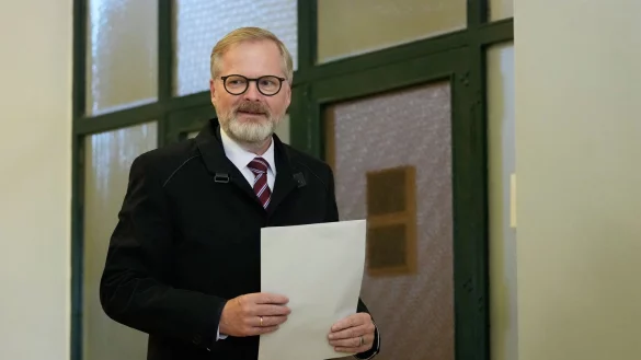 Der tschechische Regierungschef Petr Fiala gibt seine Stimme bei den Parlamentswahlen in einem Wahllokal ab. Nach der Niederlage seiner liberalkonservativen Koalition hat sein Kabinett nun seinen R&uuml;cktritt erkl&auml;rt. (Archivbild) - &copy; Darko Bandic/AP/dpa