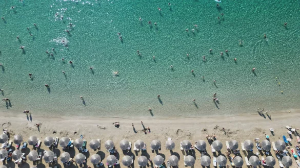 Beliebtes Sommerziel: In den Tui-Buchungen für das kommende Jahr liegt Griechenland weit vorn. (Archivbild) - © Thanassis Stavrakis/AP/dpa