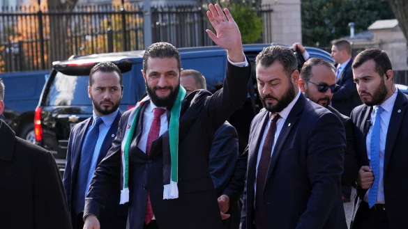 Ahmed al-Scharaa, &Uuml;bergangspr&auml;sident von Syrien, winkt Anh&auml;ngern vor dem Wei&szlig;en Haus zu. - &copy; Jacquelyn Martin/AP/dpa