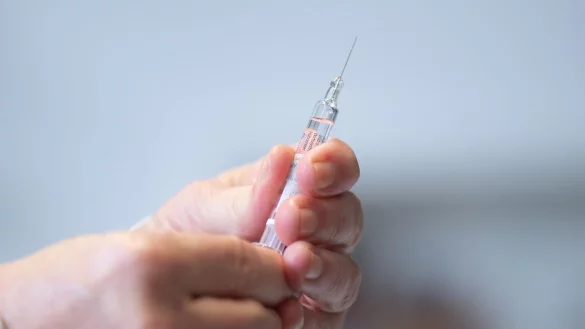 Der Kl&auml;ger meint, bei seiner Herzerkrankung handele es sich um einen Impfschaden. (Archivbild) - &copy; Sebastian Kahnert/dpa