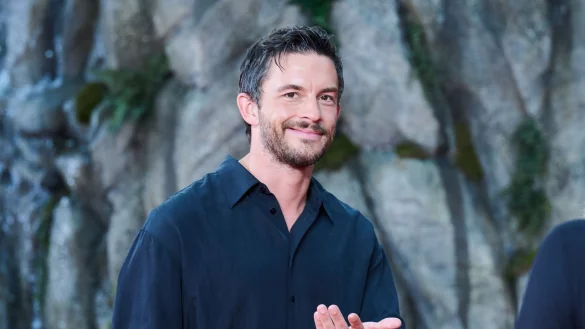 Jonathan Bailey ist der neue «Sexiest Man Alive».(Archivbild) - © Annette Riedl/dpa