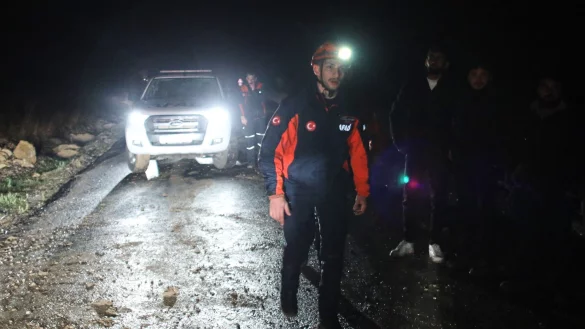 T&uuml;rkische Rettungsteams suchen nach &Uuml;berresten des Flugzeugs. - &copy; Efekan Akyuz/AP/dpa