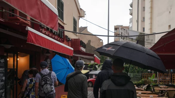 Auch Touristen bekamen das schlechte Wetter zu spüren. - © Clara Margais/dpa